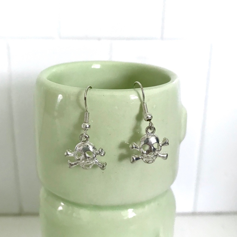 Vintage 1990’s skull charm earrings silver tone spooky goth skulls
